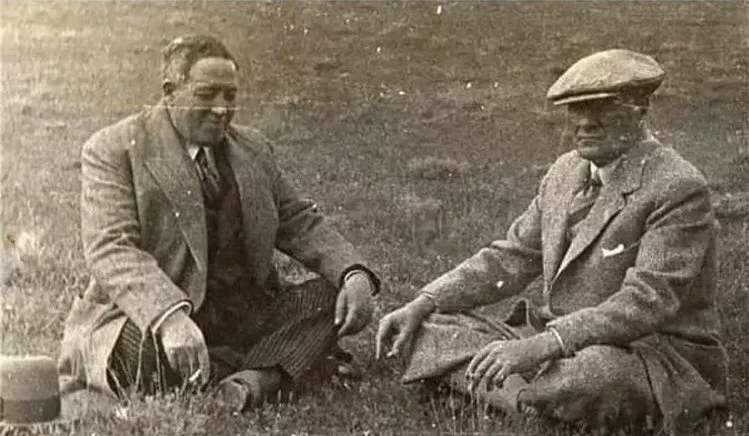 Bağdaş Kurmak: Türk Kültüründe Denge, Edep ve Sükûnetin Sembolü