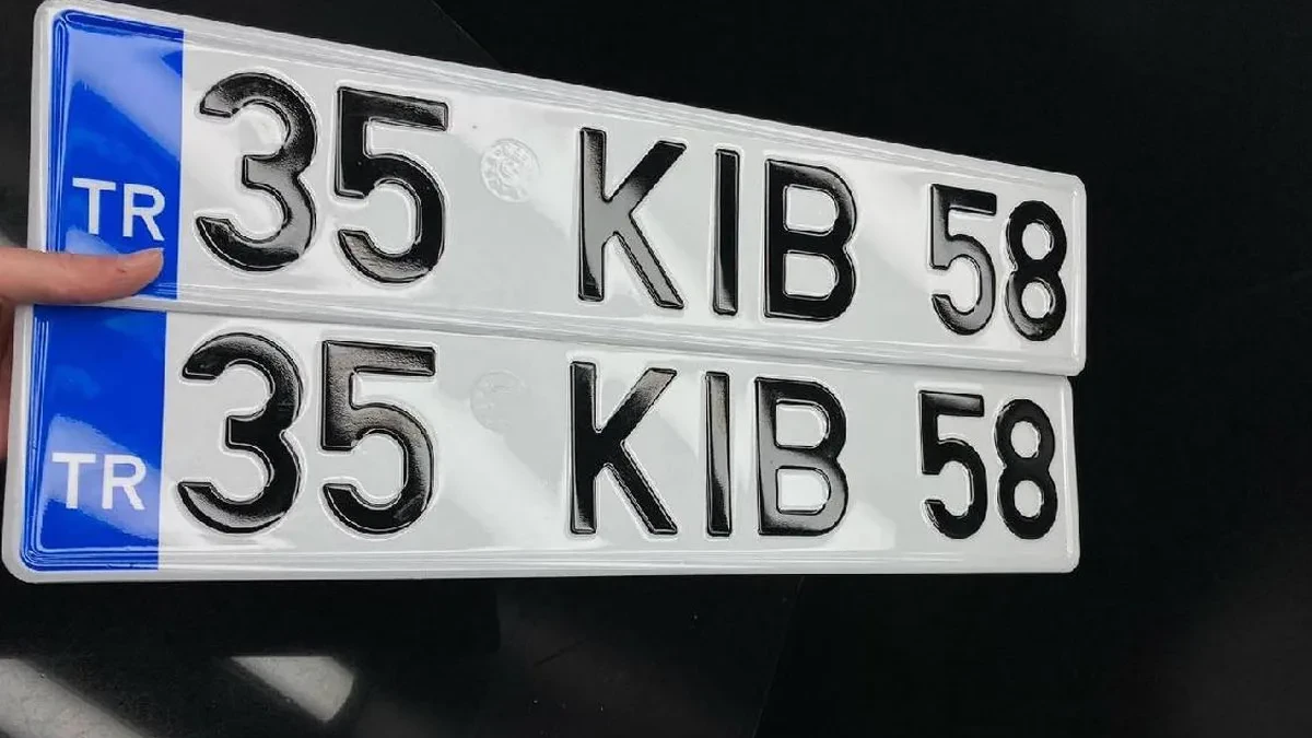 Konya'da APP Plaka Cezası Endişesi: Sürücüler Sahur Sonrası Yağmurda Uzun Kuyruklar Oluşturdu