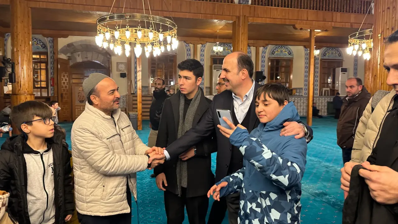 Kapı Camii’nde Ümmet İftarı Geleneği Sürüyor: Başkan Altay Vatandaşlarla Buluştu