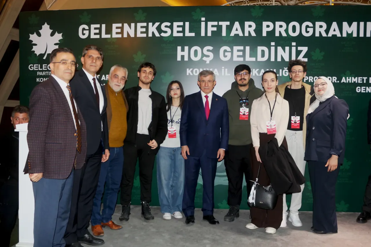 Davutoğlu Konya’da İftar Programında Vatandaşlarla Buluştu!