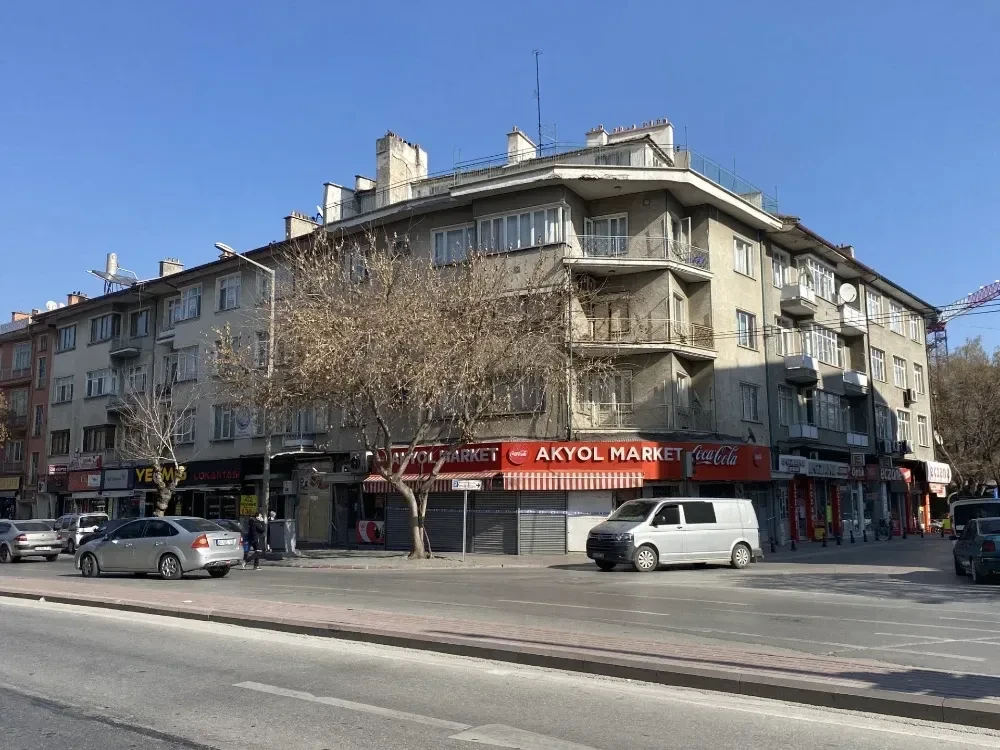 Konya’da Riskli Yapı İçin Yıkım Başlıyor: Beşyol’daki Dükkanlar Tarihe Karışıyor