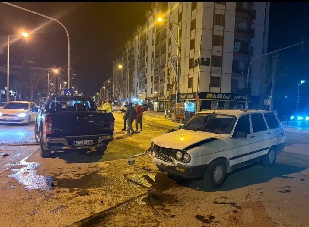 Konya’da Kavşakta Feci Kaza! Otomobil ile Kamyonet Çarpıştı: 1 Yaralı