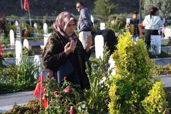 Hatay’da Afetzedeler Bayram Sabahını Anma ile Geçirdi