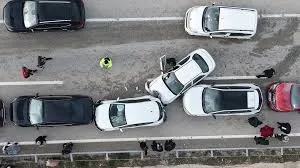 Trafikte Korkutan Zincirleme Kaza: 6 Araç Peş Peşe Çarpıştı, Anne ve Çocukları Yaralandı