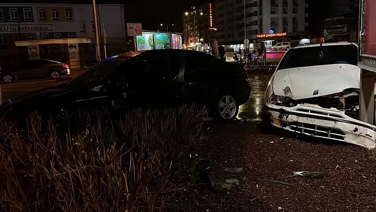 Konya’da Can Pazarı: 2 Otomobil Çarpıştı, Araçları Reklam Panosu Durdurdu