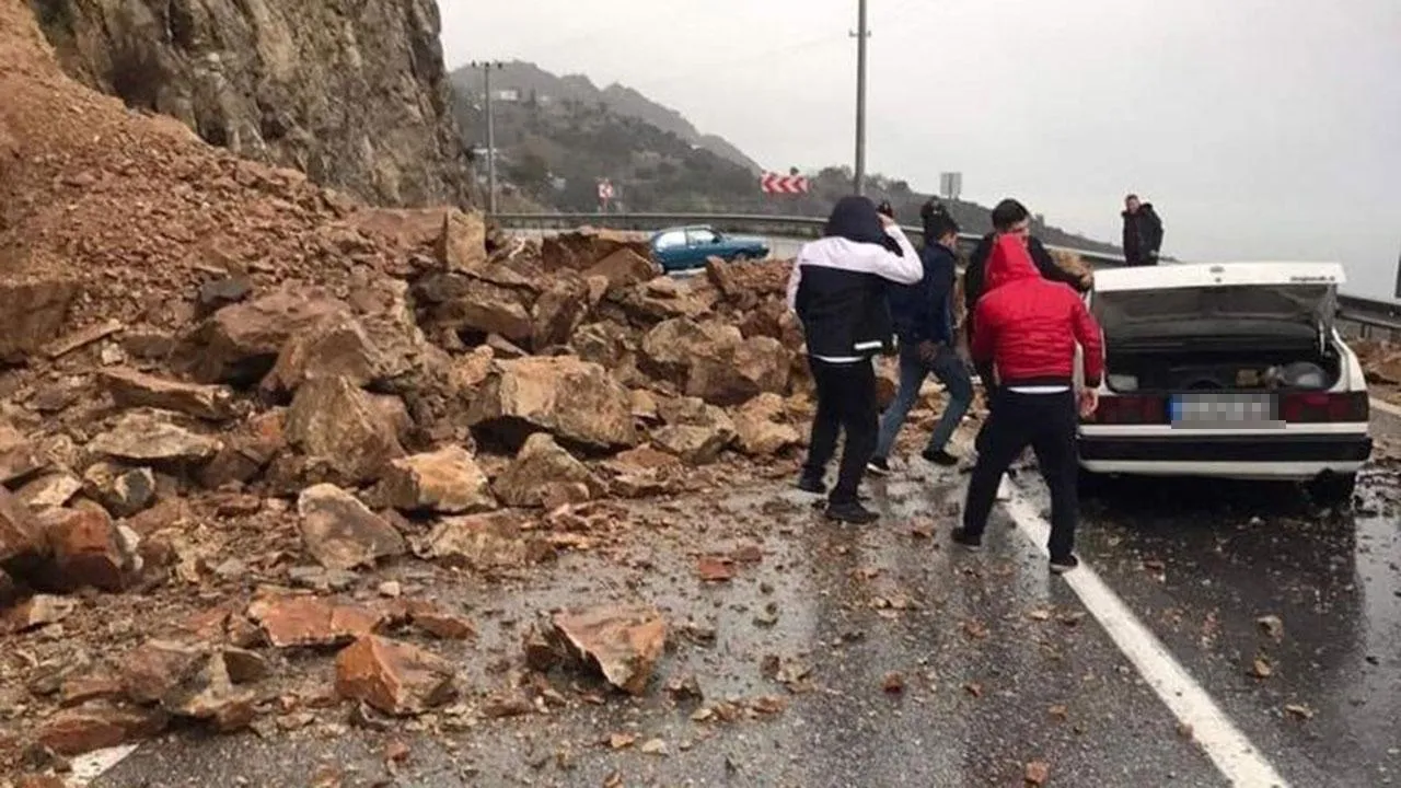 Mersin-Antalya Kara Yolunda Heyelan: Ulaşım Geçici Süreyle Durdu
