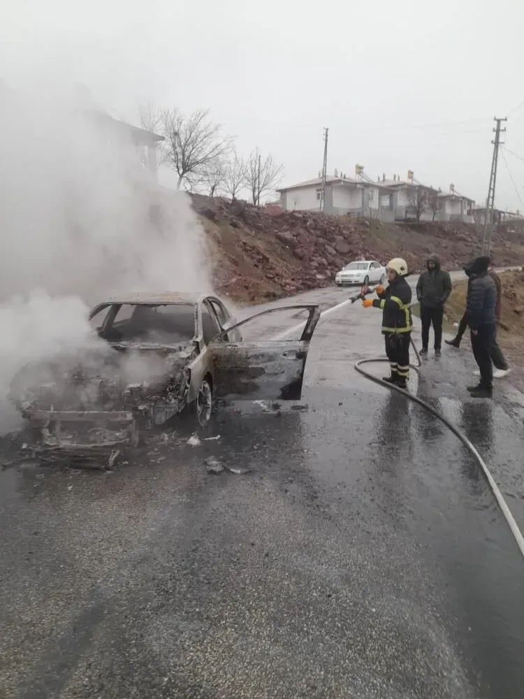 Seyir Halindeki Araçta Yangın Çıktı: Otomobil Kullanılamaz Hale Geldi