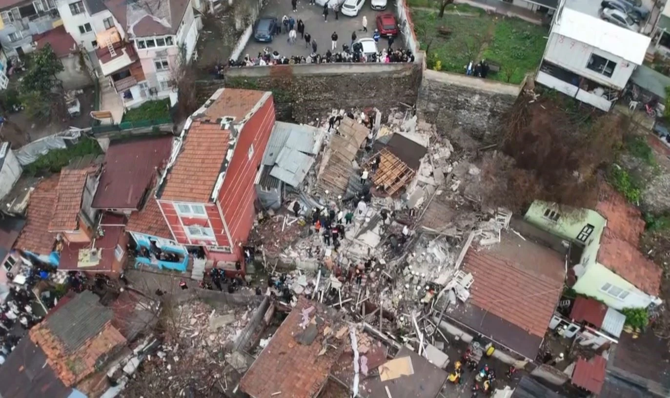 Fatih’te Çöken 2 Binada Son Durum: Enkaz Altındaki 9 Kişi Kurtarıldı