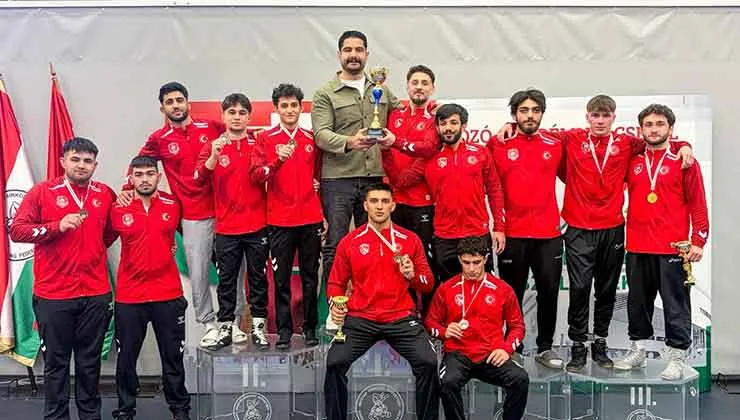 Milli Güreşçiler Macaristan’da Şampiyon Oldu