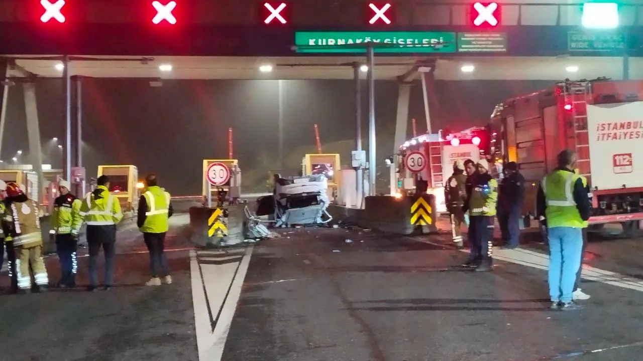 Pendik’te Feci Kaza: Gişelere Çarpan Otomobil Devrildi, 2 Yaralı