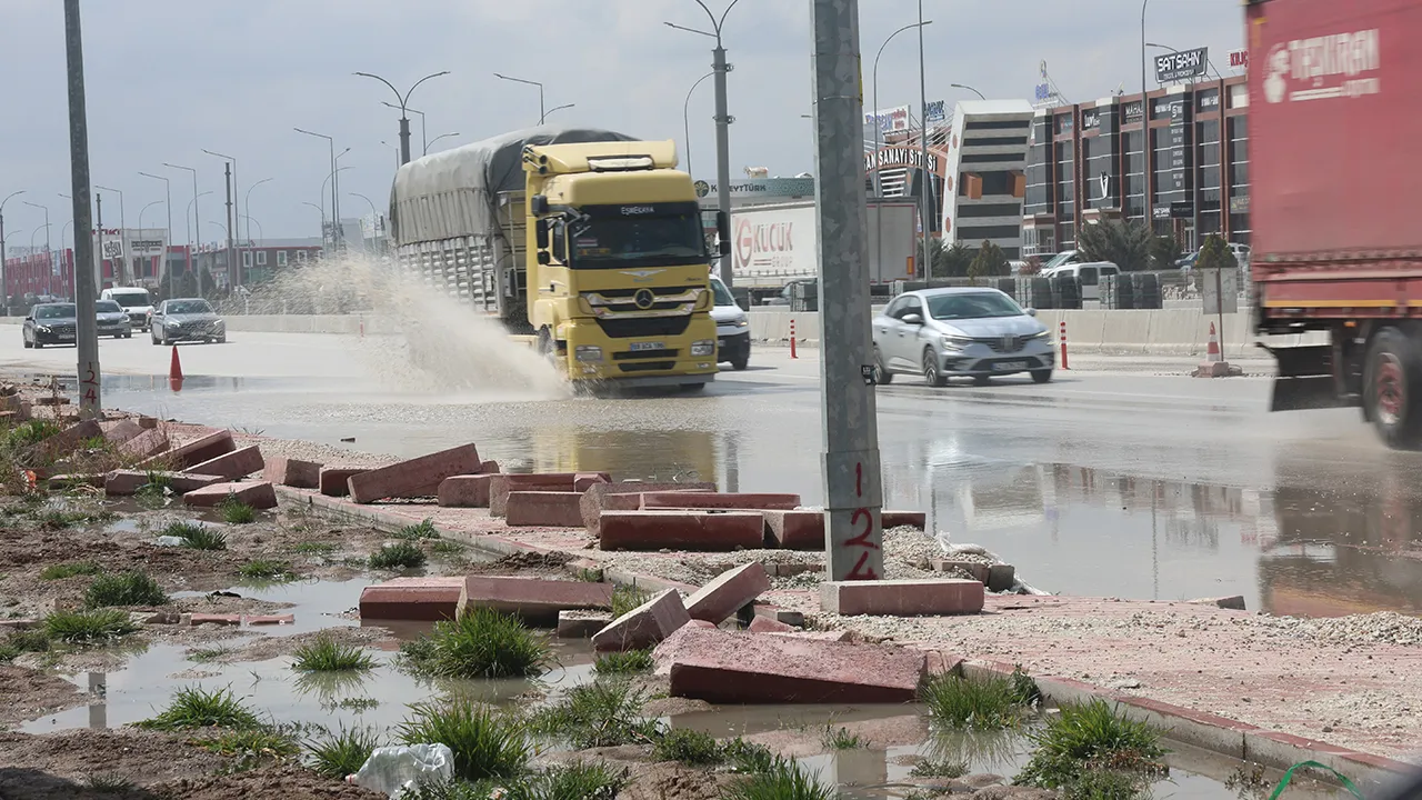 Konya'da Su Birikintisine Giren Araç Takla Attı!