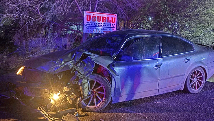 Konya'da Korkutan Kaza: Otomobil Çekiciye Çarptı!