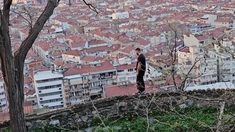 Bursa’da Dehşet Anları: “Ezgi Gelmezse Atlarım” Diyen Şahıs Surlardan Düştü