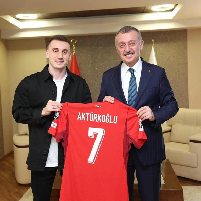 Kerem Aktürkoğlu’ndan Büyükakın’a Anlamlı Jest: Ay-Yıldızlı Forma Hediye Etti