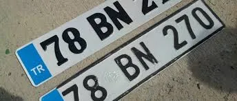 APP Plaka Yeni Düzenlemesi: Hatalı Plakalarda Belge Şartı Kaldı, Ücretsiz Değişim 1 Ocak 2027’de Yürürlüğe Giriyor