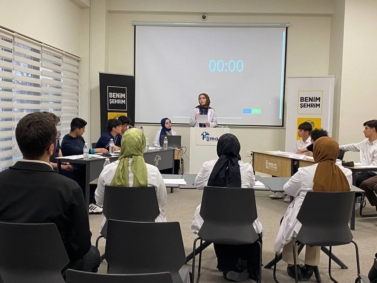 LİMA'da Münazara Heyecanı Başladı! Gençler Söz Düellosunda Sahne Aldı