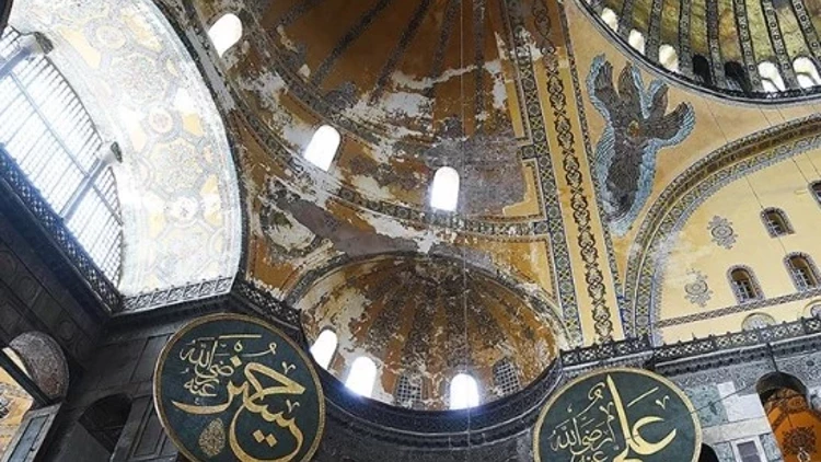 Ayasofya’daki bayraklı provokasyonda 2 yabancı şüpheli tutuklandı