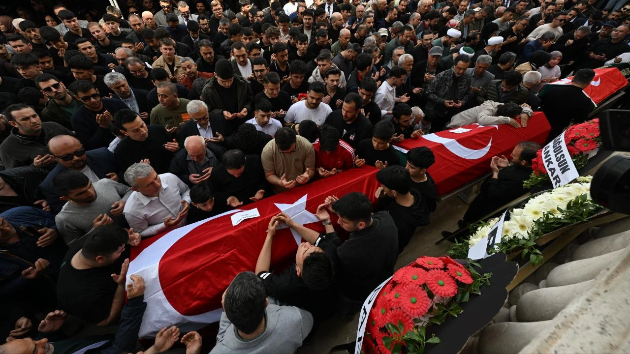 TÜRKİYE AĞLIYOR! OKUL SALDIRISINDA HAYATINI KAYBEDEN ÇOCUKLAR GÖZYAŞLARIYLA UĞURLANDI