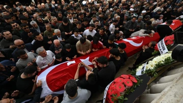 TÜRKİYE AĞLIYOR! OKUL SALDIRISINDA HAYATINI KAYBEDEN ÇOCUKLAR GÖZYAŞLARIYLA UĞURLANDI