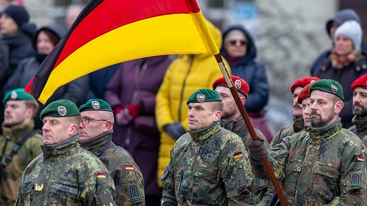 ALMANYA SAVUNMA BAKANLIĞI’NDA GÜVENLİK ÖNLEMLERİ ARTIRILDI