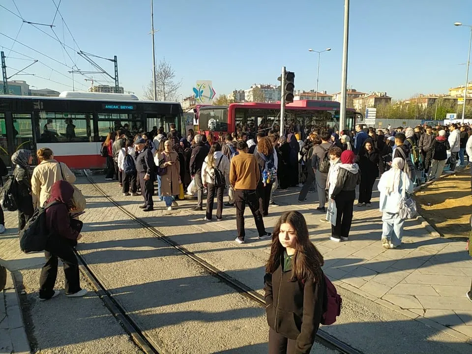 Konya’da tramvay hattında kaza: Seferler durdu, yolcular mağdur oldu