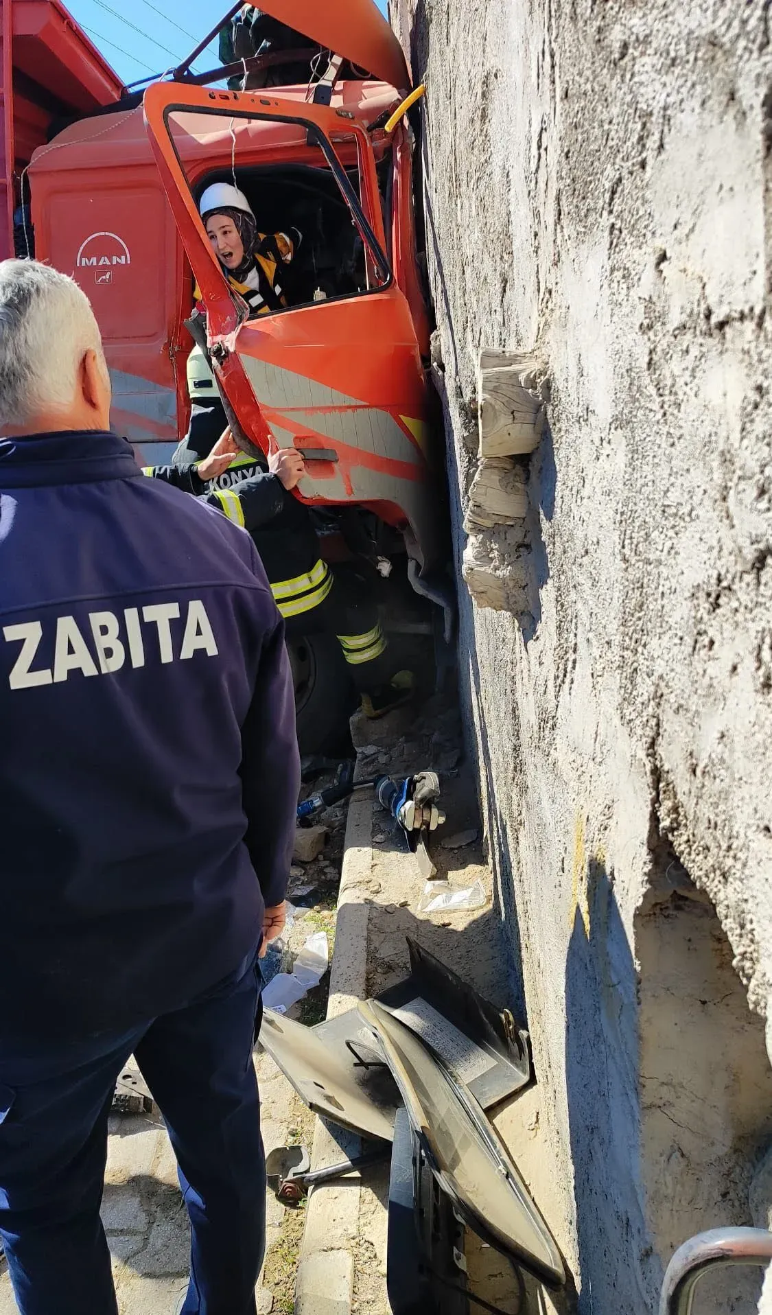 Konya’da Feci Kaza: Kamyon Ev Duvarını Yıktı