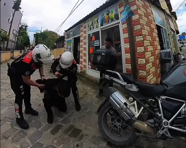 Boğazına Şeker Kaçan Motosiklet Sürücüsünü Polislerimizin Heimlich Manevrası Kurtardı!