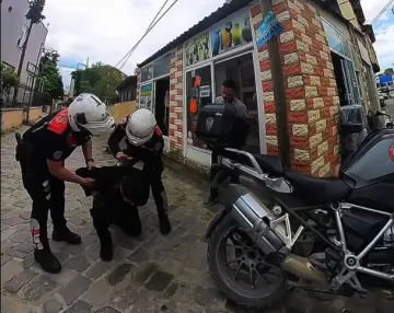 Boğazına Şeker Kaçan Motosiklet Sürücüsünü Polislerimizin Heimlich Manevrası Kurtardı!