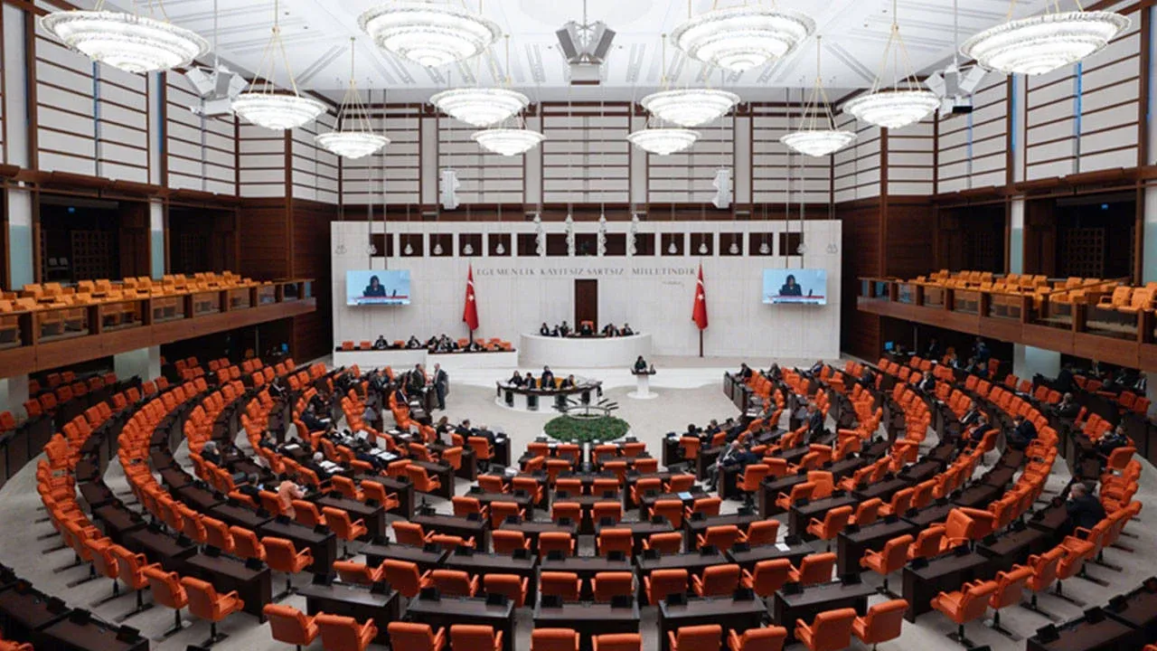 Milyonları İlgilendiriyor! Doğum İzni Uzadı, Sosyal Medyaya Yaş Sınırı Geldi