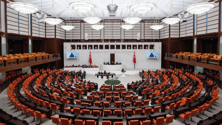 Milyonları İlgilendiriyor! Doğum İzni Uzadı, Sosyal Medyaya Yaş Sınırı Geldi