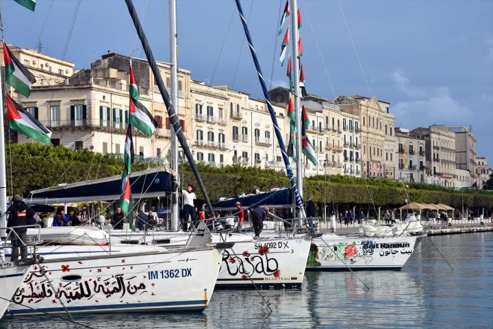 Filistin Bayraklarıyla Limana Girdiler! Gazze İçin Yola Çıkan Filo İtalya’da