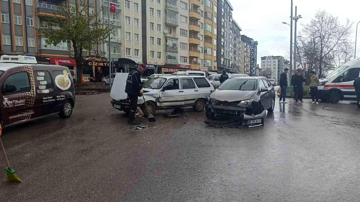 Konya Seydişehir’de kavşakta kaza: İki otomobil çarpıştı, 1 ölü 1 yaralı