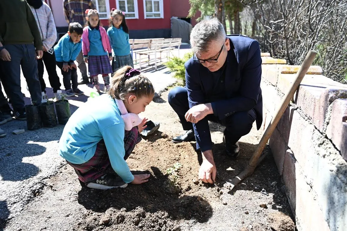 Okul bahçeleri güllerle doldu: Çocuklar kendi fidanını kendi dikiyor