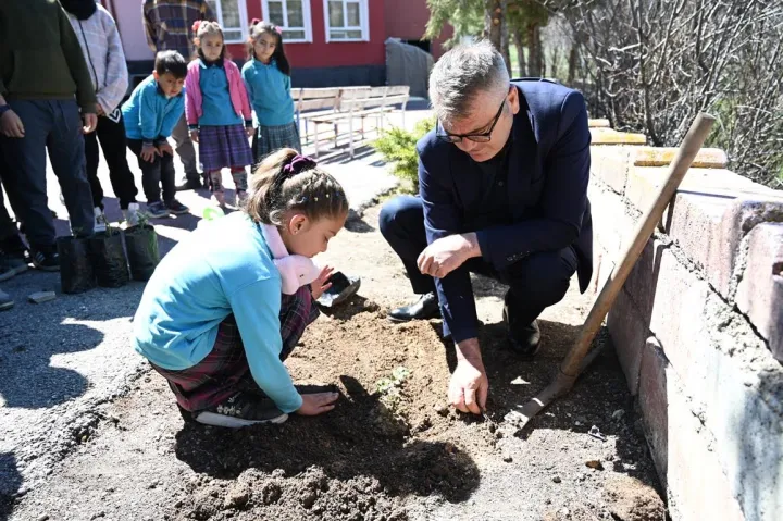 Okul bahçeleri güllerle doldu: Çocuklar kendi fidanını kendi dikiyor