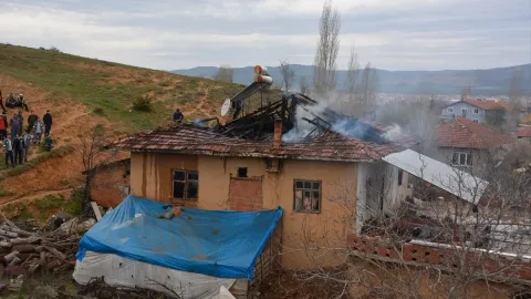 Konya’da Çatı Yangını Paniği: Apartman Çatısında Alevler Kısa Sürede Yayıldı