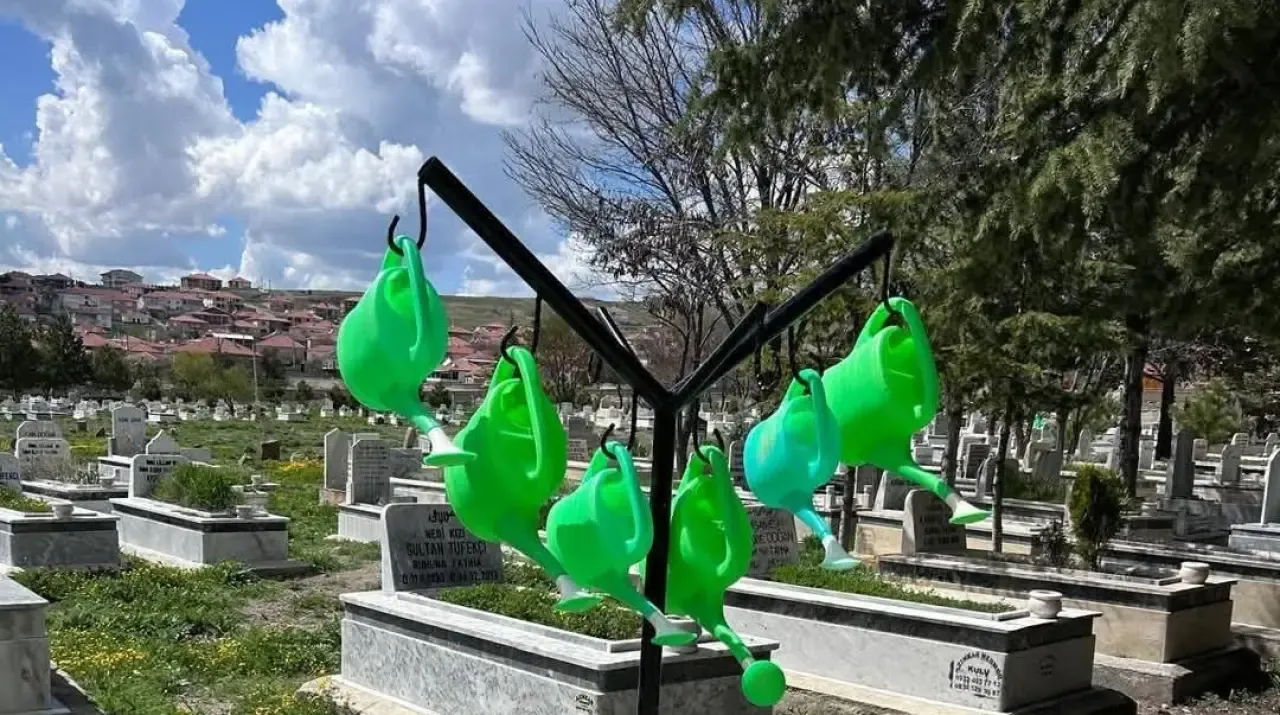 Konya’daki Mezarlıkta Dikkat Çeken Görüntüler: Sıra Dışı Detaylar Gündem Oldu