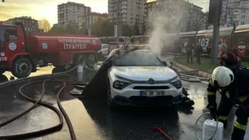 Seyir Halinde Korku Dolu Anlar: Elektrikli Otomobil Bir Anda Alev Aldı