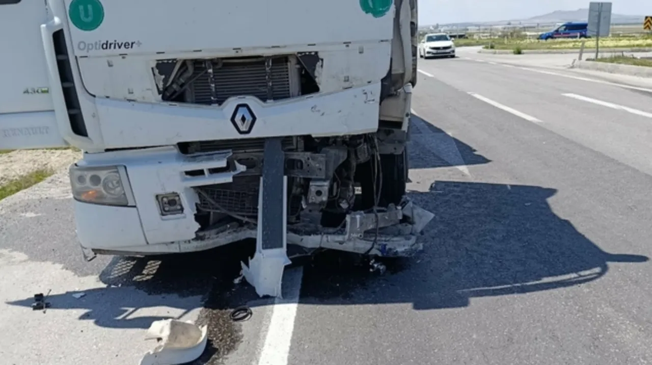 Konya’da TIR’ın Çarptığı Otomobilin Sürücüsü Hayatını Kaybetti