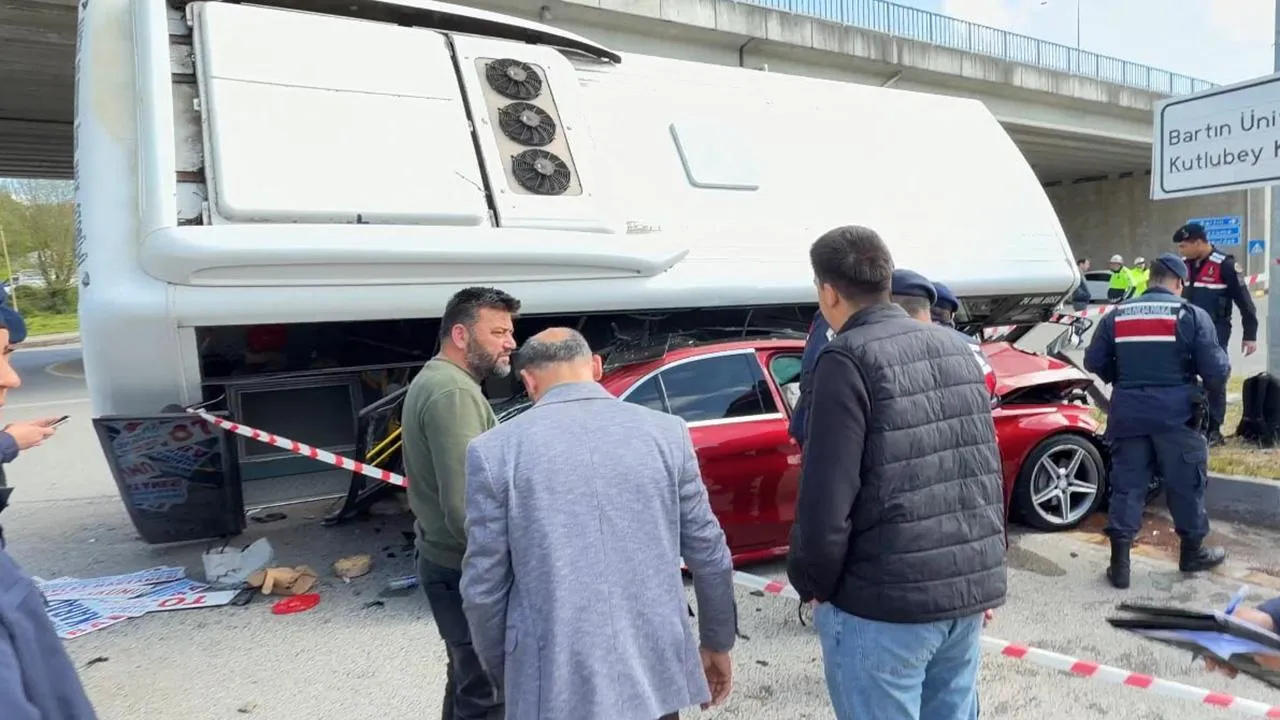 Bartın’da Halk Otobüsü Otomobilin Üzerine Devrildi: 12 Yaralı Var!