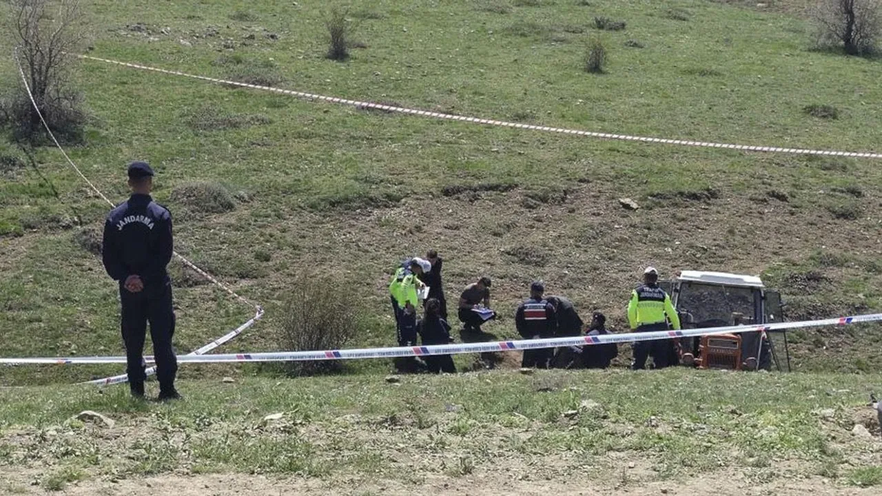 Traktör Dere Yatağına Devrildi: 1 Ölü, 3 Yaralı