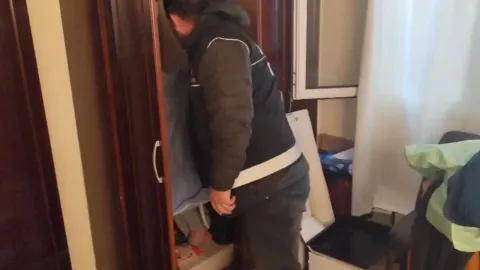 Adana’da İlginç Yakalanma: Dolaba Girip Çarşaf Örten Firari Yakalandı