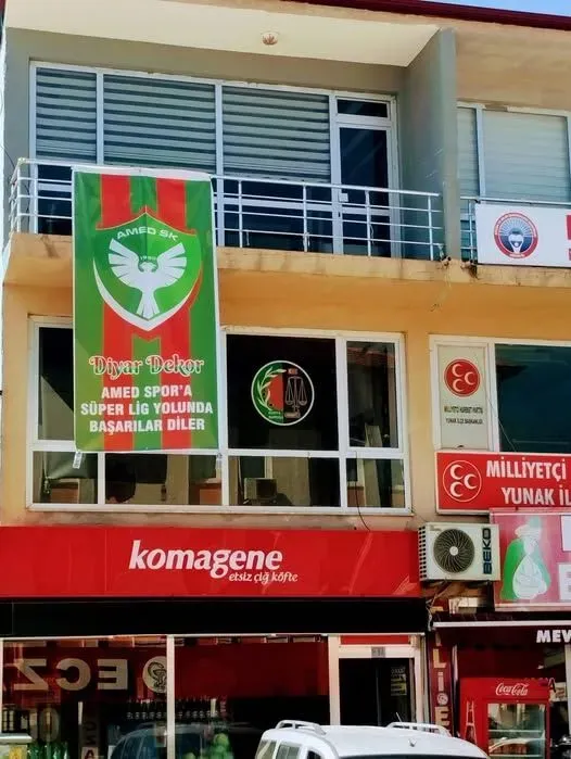 Konya’da olay görüntü! MHP binasında Amedspor pankartı gerilimi artırdı