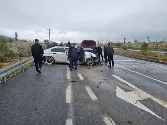 Akşehir’de feci çarpışma! Aynı araçtaki aile yaralandı