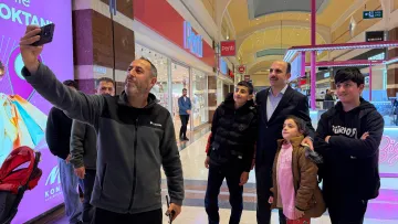 Başkan Altay Alışveriş Merkezinde Esnaf ve Vatandaşlarla Buluştu