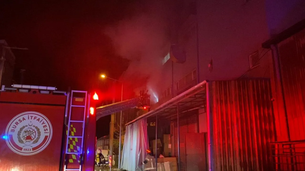 Bursa’da Korkutan Yangın! Mobilya Fabrikası Alevlere Teslim Oldu
