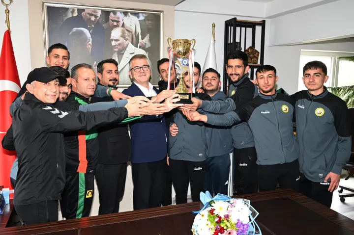 Seydişehir Belediye Spor Süper Amatör Lig’e Yükseldi, Başkan Ustaoğlu Takımı Ağırladı