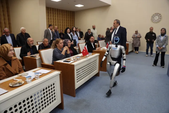 CANİKMAN Meclis Toplantısında: İnsansı Robot Soruları Yanıtladı