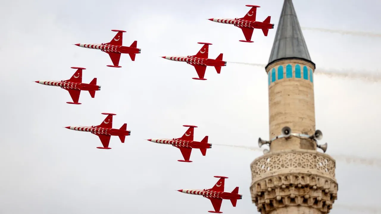 Türk Yıldızları Türk Yıldızları Konya semalarında nefes kesen gösteri uçuşu yaptı