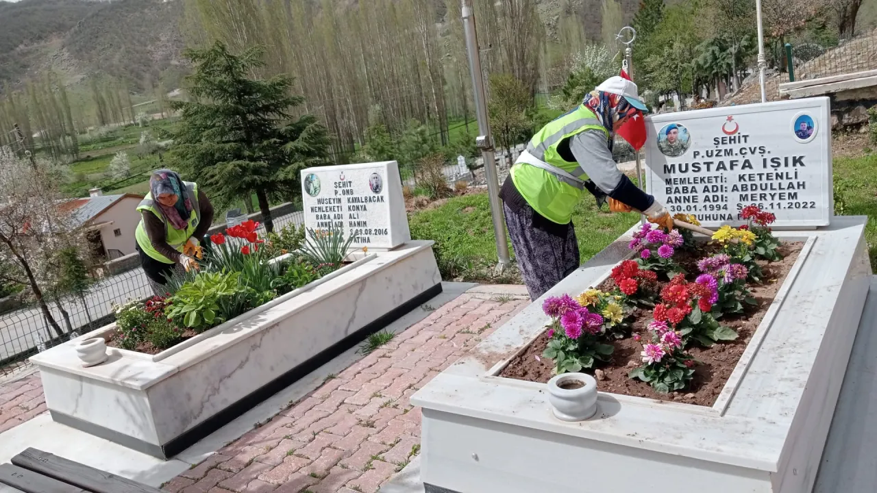Seydişehir’de Duygulandıran Vefa! Şehit Kabirleri Güllerle Donatıldı