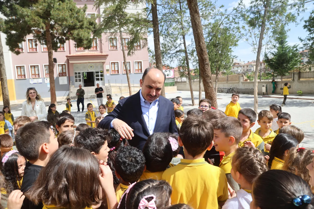 Yıllar Sonra Aynı Sınıfta! Başkan Altay Eski İlkokulunda Öğrencilerle Buluştu